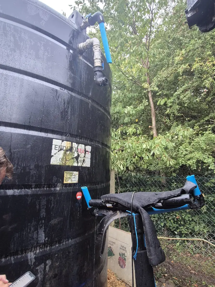 Booster pump and storage-tank installation