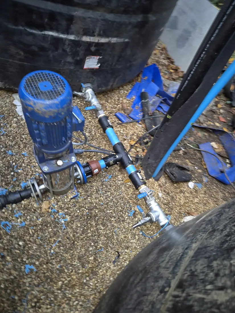 Booster pump and storage-tank installation