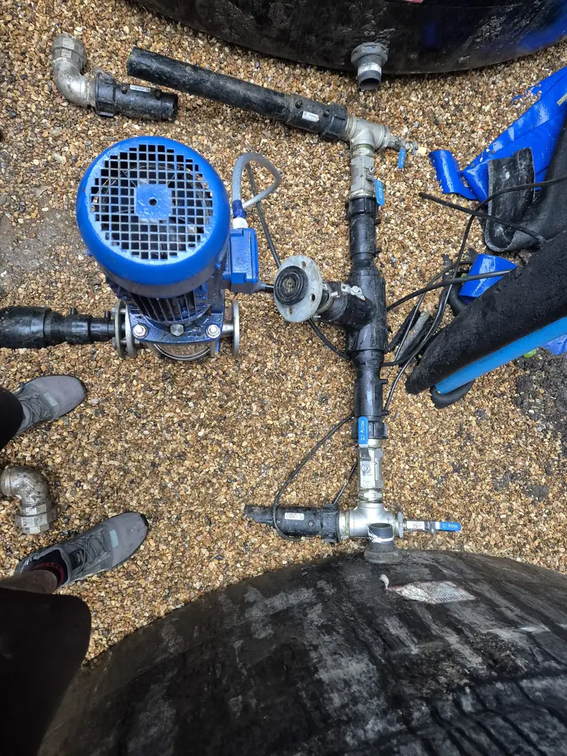 Booster pump and storage-tank installation