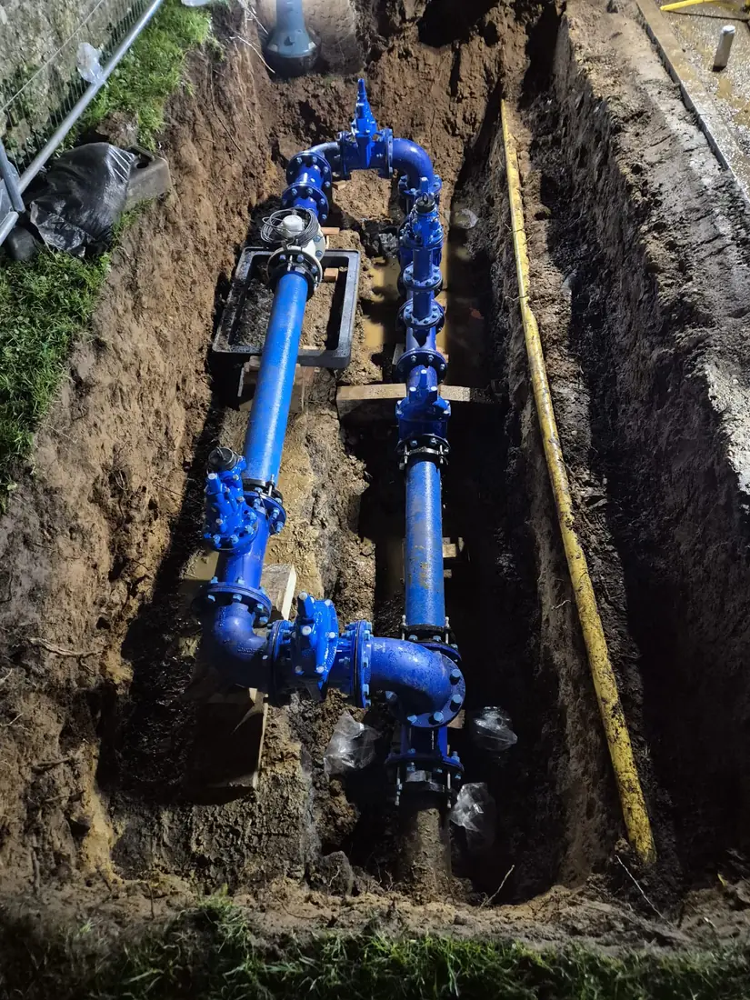 Water main and boundary connection in a trench